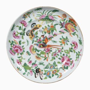 Piatto Canton in porcellana con decorazioni floreali e farfalle, XIX secolo