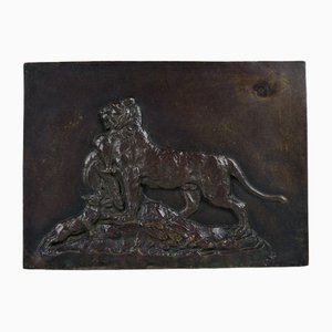 Assiette en Bronze Tigresse portant un paon à ses petits par Auguste Cain