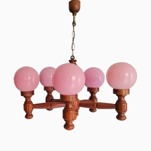 Großer portugiesischer Holz Kronleuchter aus rosafarbenem Milchglas mit 5 Leuchten, 1960er