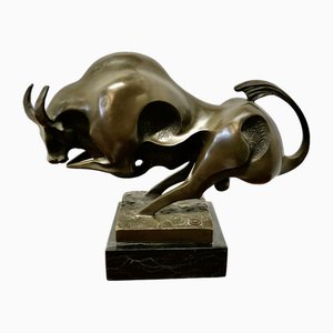 Escultura moderna de bronce de un toro sobre un pedestal de mármol, años 80