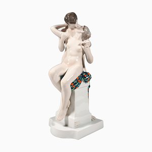 Statuina Spring of Love in porcellana attribuita a R. Aigner per Rosenthal Selb, Germania, 1916
