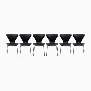 Sillas Seven / Sjuan 3107 de cuero negro de Arne Jacobsen para Fritz Hansen, Dinamarca, 1967. Juego de 6