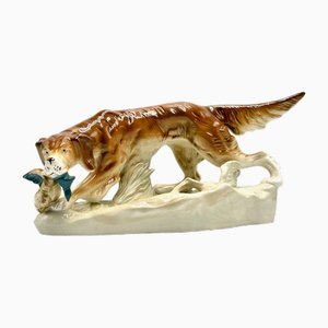 Figura de perro de caza grande con pato de porcelana de Royal Dux Bohemia, años 40