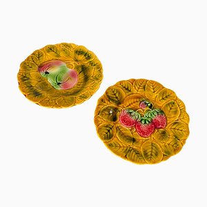Platos con frutas de mayólica en amarillo de Sarreguemines, década de 1880. Juego de 2