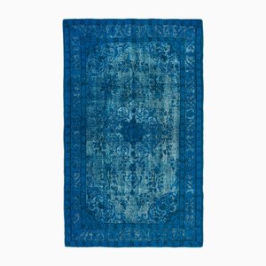 Tapis bleu surteint