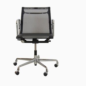 Chaise de Bureau Ea-117 en Maille Noire par Charles Eames pour Vitra