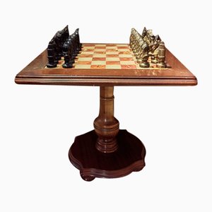 Mesa de ajedrez de palisandro con tablero de mármol y juego de ajedrez de latón y bronce, años 30