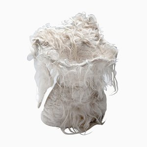 Jarrón Mormaço de lana teñida naturalmente de Inês Schertel, 2021