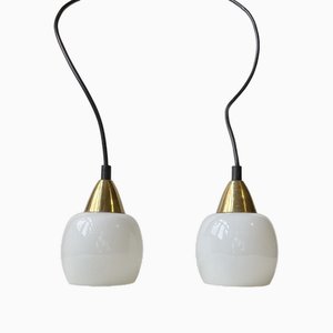 Lámparas colgantes danesas pequeñas modernas de latón y vidrio opalino blanco, años 70. Juego de 2