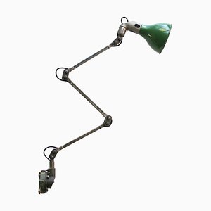 Lámpara de escritorio de maquinista industrial vintage británica de hierro fundido esmaltado en verde de dos brazos de Mek Elek