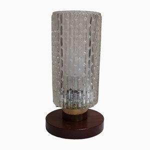 Lámpara de mesita de noche vintage con pie redondo de teca y pantalla de vidrio estampado con soporte de latón, años 70