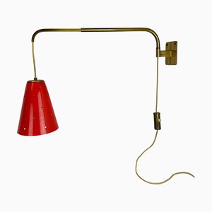 Lampada da parete a contrappeso regolabile rossa in ottone nello stile di Stilnovo, Italia, anni '60