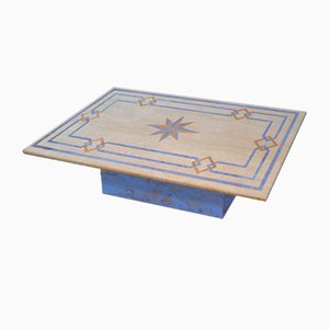 Mesa de travertino claro con incrustación de Scagliola azul y base amarilla de Cubioli para Cupioli Living