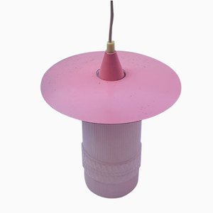 Lampada da soffitto Mid-Century in vetro rosa con schermo in metallo