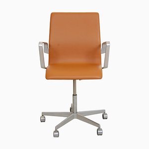 Sedia da scrivania Oxford in pelle Nevada color whisky di Arne Jacobsen, inizio XXI secolo