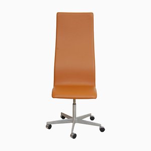 Hoher Oxford Schreibtischstuhl aus Nevada Leder in Whiskyfarben von Arne Jacobsen, 2000er