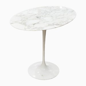 Mesa pedestal redonda de aluminio, mármol y Rilsan blanco de Eero Saarinen para Knoll Inc. / Knoll International