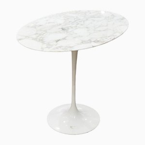 Mesa pedestal redonda de aluminio, mármol y Rilsan blanco de Eero Saarinen para Knoll Inc. / Knoll International