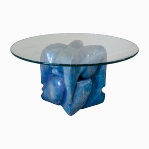Tavolino da caffè con base scultorea in resina organica e piano rotondo in vetro