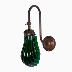 Verstellbare Art Deco Wandlampe aus grünem Glas mit Muschelschale und Messing