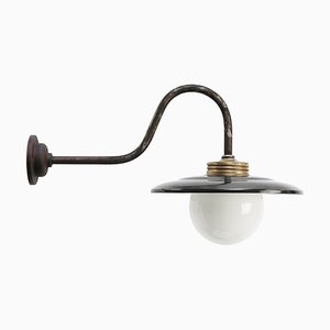 Lampada da parete vintage industriale smaltata nera, ottone e bianco opalino