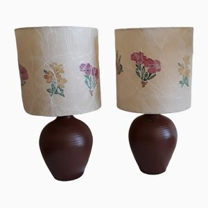 Lampade da comodino vintage con piede a forma di bottiglia in ceramica marrone con paravento in tessuto giallo e marrone, Germania, anni '60, set di 2