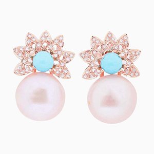 Aretes de rosa de 14 kt con perlas rosadas, turquesa y diamantes, años 70. Juego de 2