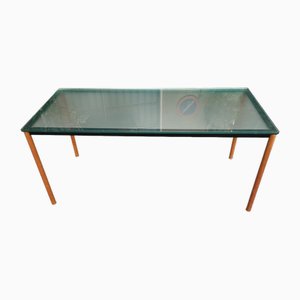 Mesa con estructura de hierro, patas de madera y tablero de vidrio al estilo de Lc10 Le Corbusier de Cassina, años 80