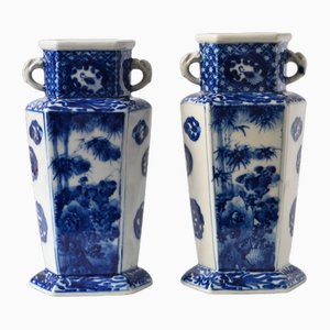 Jarrones japoneses antiguos de porcelana azul y blanca. Juego de 2, Juego de 2