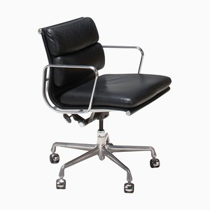 Chaise de Bureau EA 435 Soft Pad en Cuir Noir par Charles & Ray Eames attribuée à Herman Miller, 2006