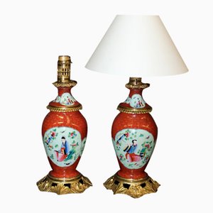 Lámparas de porcelana con decoración china y marco de bronce dorado, década de 1890. Juego de 2