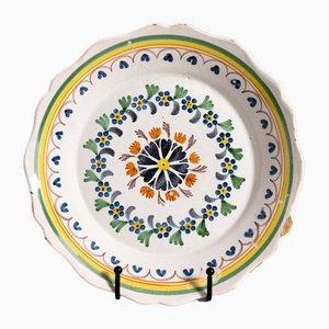 Plato con forma de corona de flores policromado de Nevers Faience