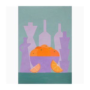 Gio Bellagio, Ciotola di arance con bottiglie viola, 2023, Acrilico su carta