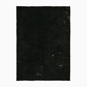 Großer schwarz überfärbter Teppich