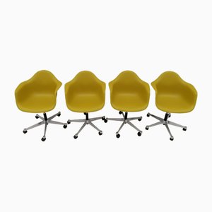 Sedie in plastica color lime di Charles & Ray Eames per Vitra, inizio XXI secolo, set di 4