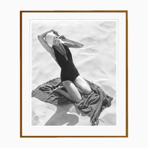 Toni Frissell, Girl on the Beach, 1947, Impresión C, Enmarcada
