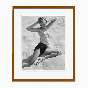 Toni Frissell, Girl on the Beach, C Print (6), con cornice