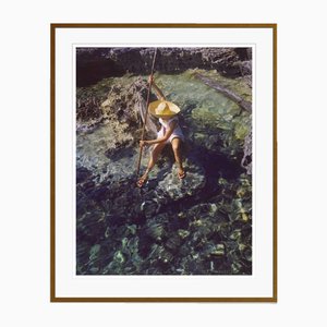 Toni Frissell, Sabina Spear Fishing, 1947 / 2020, impression C, encadré