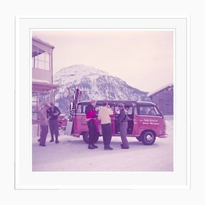 Toni Frissell, Ski Bus, 1954/2020, Impresión C, enmarcado