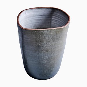 Maceta estadounidense de cerámica en gris de Brent Bennett, 2022