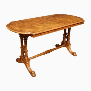 Tisch mit rechteckiger Tischplatte aus Nussholz