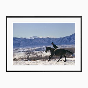 Toni Frissell, Un paseo a caballo en la nieve, 1967, Impresión C, enmarcada