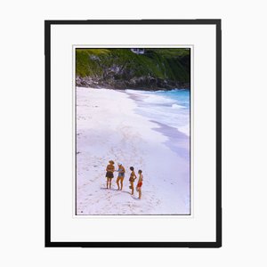 Toni Frissell, Beachgoers in Bermuda, 1960, Impresión C, Enmarcada