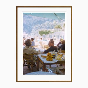 Toni Frissell, A Beachside Meal in Capri, 1959, Impresión C, enmarcada