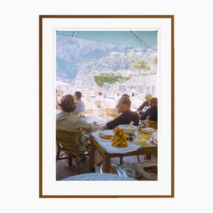 Toni Frissell, A Beachside Meal in Capri, 1959, Impresión C, enmarcada