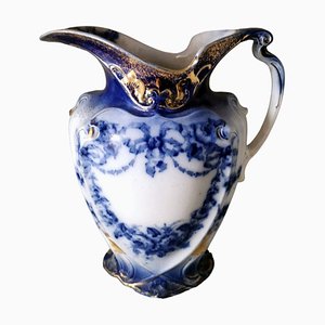 Jarra estilo victoriano inglesa de porcelana en blanco, azul y dorado, década de 1880