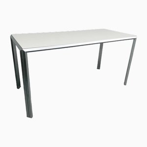 Tavolo Motana con ripiano bianco e gambe regolabili in alluminio di Arne Jacobsen