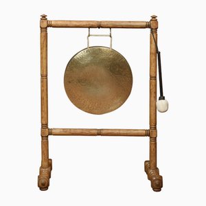 Gong de latón con marco de roble, década de 1890