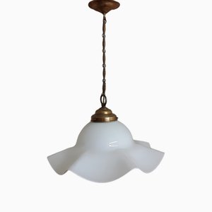 Lampada da soffitto con montatura in ottone e paralume in vetro bianco ondulato, Germania, inizio XX secolo