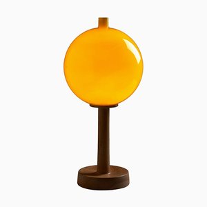 Lámpara de mesa 1108 con soporte de fresno y esfera de vidrio amarillo atribuida a Luxus Sweden, años 60